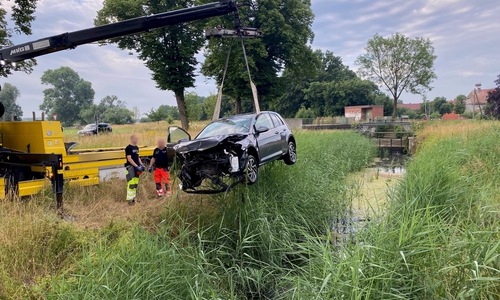 Das Auto wird aus dem Nebenarm der Aller geborgen.