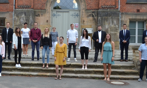 Landrat Gerhard Radeck gratuliert den diesjährigen Absolventinnen und Absolventen gemeinsam mit Felix Knoblich (Geschäftsbereichsleiter Personal und Organisation), Susanne Werner (Ausbildungsleiterin) und Henrike Hecht (Ausbildungsbeauftragte).