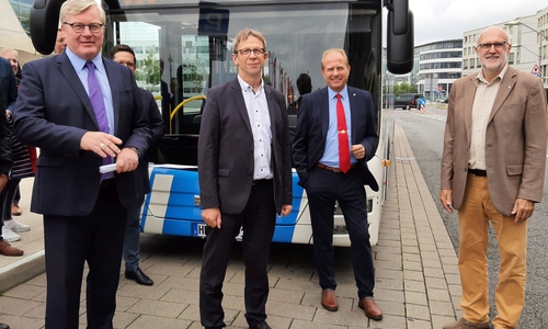Niedersachsens Verkehrsminister Dr. Bernd Althusmann, Wolfsburgs Oberbürgermeister Klaus Mohrs, Helmstedts Landrat Gerhard Radeck und Detlef Tanke, Verbandsvorsitzender des Regionalverbandes schickten den neuen Landesbus 380 auf den Weg (v. li.).   