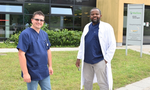 Serge Olivier Nkouei (rechts) ist Chefarzt der neuen Abteilung für Geriatrie an der Helios Klinik Wittingen. Dejan Gacov steht ihm als Oberarzt zur Seite.