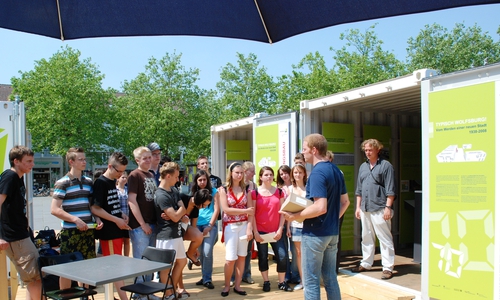 Führung in der Ausstellung zum 70jährigen Stadtjubiläum auf dem Hollerplatz, 2008.