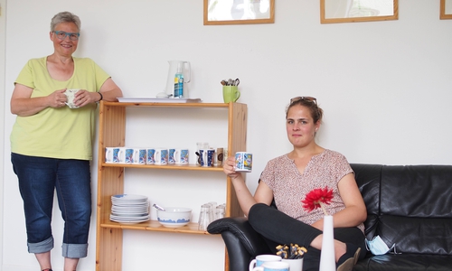 Einrichtungsleiterin Christine Bremer (links) und Sozialarbeiterin Julia Martin (rechts) in den Räumlichkeiten der neuen Psychosozialen Beratungs- und Kontaktstelle (PSB)