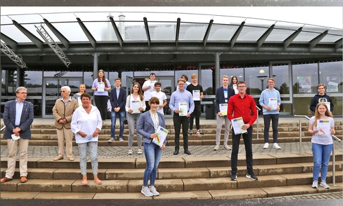 Die ausgezeichneten Schülerinnen und Schüler mit Bürgermeister, Ratsvorsitzender und Schulausschuss-Vorsitzender.