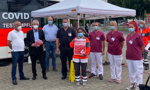 Oberbürgermeister Frank Klingebiel und die heutige Impfbus-Besetzung   