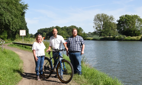 Markus Jakomet (re.) und Julius Schneider (Mitte) am Mittellandkanal.