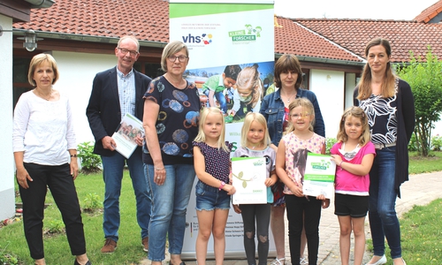 Kerstin Schmidt (li.) von der Kreisvolkshochschule Helmstedt überreicht Kita-Teamleiterin Diana Hein, Annette Illner und Doris Faßhauer das „neue“ Zertifikat. Seitens der Stadt Schöningen bedankt sich der städtische Direktor Karsten Bock für das Engagement der Erzieherinnen. Und (v.li.) Mia, Mathilda, Hanna und Jenna freuen sich auf viele spannende Experimente. 