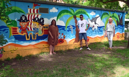 Nicole Brito de la Cruz, Robert Bischoff und Quartiersmanagerin Sabine Naats (von links) laden die Kinder zur Schatzsuche ein.