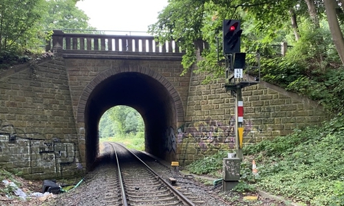 Von dieser Brücke wurden die E-Scooter geworfen.