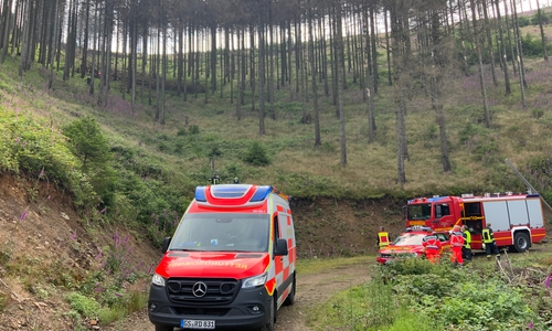 Einsatzkräfte vor dem Steilhang an der stadtabgewandten Seite des Rammelsberges. 