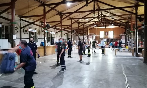 Mitglieder der Freiwilligen Feuerwehren bildeten eine Menschenkette, um die Hilfsgüter in das Schützenhaus an der Oker in Schladen zwischenzulagern.