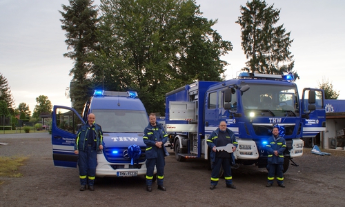 Die Übergabe der Fahrzeuge an den (von links) Zugführer Björn Müller, Zugtruppführer Sascha Szarmaczunat und rechts Dennis Zwiebler durch den Ortsbeauftragten Markus Maßn