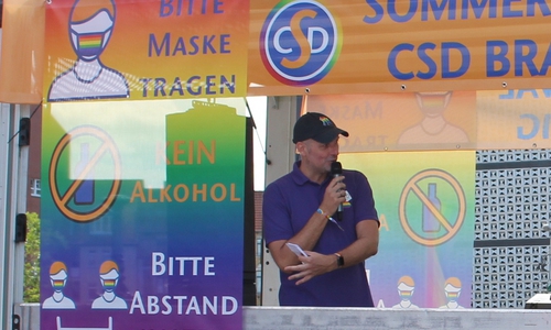 Kai Bölle vom CSD Deutschland erklärte, warum solche Demos immer noch nötig sind.