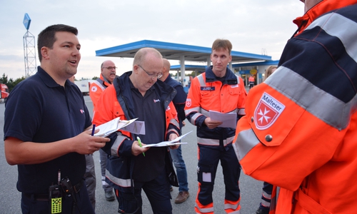 Vor der Abfahrt in Northeim: Letzte Instruktionen von Jörg Rütjerodt (2. von links), Leiter Katastrophenschutz der Malteser in der Diözese Hildesheim, für die beiden Malteser-Einsatzleiter Felix Meinhart (links) und Kai Zängel (3. von links). 