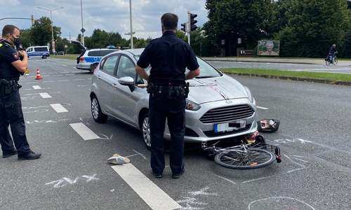 Die Radfahrerin wurde auf die Frontscheibe geschleudert, das Fahrrad landete unter dem Ford. 