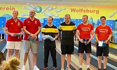 Die Akteure bei der Siegerehrung v.l.n.r.: Sprecher und 2.Vorsitzender Andreas Hüttl, Stephan Meine/Thomas Janitschke KSG Wolfenbüttel, Mathias Hähnel/Michael Baumgarten (KV Wolfsburg/SV Zuchering) und Pascal Honermeier/Sebastian Raspe (Germanen München/Rot-Weiß Moosburg).