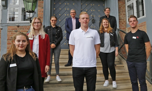 Ekaterina Belova, Lea-Marie Ostwaldt, Sarah Kobbe, Bürgermeister Thomas Pink, Raphael Knothe, Emma de Béarn, Ausbildungsleiter Frank Dierich und Fabian Müller. 