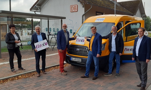 Ab September geht es los: Landrat Dr. Andreas Ebel (3. v. r.) und Detlef Tanke, Verbandsvorsitzender des Regionalverbandes (3. v. l.) bringen das Projekt „flexo“ gemeinsam mit Marion Köllner (Mitglied der Verbandsversammlung des Regionalverbandes), René Weber (Samtgemeindebürgermeister Wesendorf), Herbert Pieper (Bürgermeister Gemeinde Wahrenholz) und Stephan Heidenreich (Geschäftsführer der VLG, v. l. n. r.) ins Rollen. 