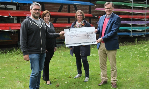 Landrat Dr. Andreas Ebel und Telse Dirksmeyer-Vielhauer (Kuratoriumsvorsitzende der Landkreis Gifhorn Stiftung, 2. v. r.) übergaben den Spendenscheck an Heiko Ernst (1. Vorsitzenden des RVGH) und Melanie Reinecke (Kassenwartin des RVGH).