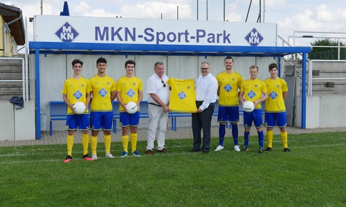 Bei der Übergabe der neuen T-Shirts:  Justus Schinke (U17), David Hettich (U19), Tim Ludew (U19), Wolfgang Bröer (1.Vorsitzender), Martin Ubl (MKN Vice President Sales & Marketing), Maurice Bröer (1. Herren), Marcel Menzel (1. Herren), Eric Hammer (U17) (v. li.).