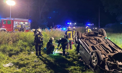 Die Feuerwehr befreite den Fahrer aus seinem Fahrzeug.