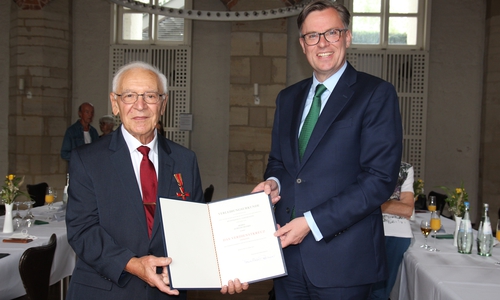 Landrat Dr. Andreas Ebel übergibt im Rittersaal des Schlosses Gifhorn das Verdienstkreuz am Bande des Verdienstordens an Aurelio Massei.