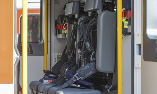 Die Atemschutzgeräte sind direkt in die Sitze integriert und können so schon während der Fahrt angelegt werden.
