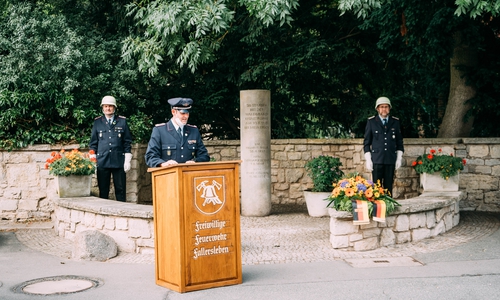 Die Kranzniederlegung an der Stele am Feuerwehrhaus Fallersleben.