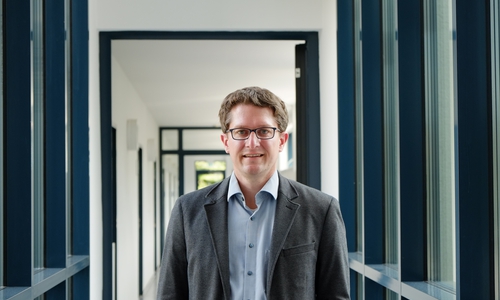 Prof. Dr. Sebastian Ohl besetzt den ersten von insgesamt zehn geplanten Digitalsierungsprofessuren.