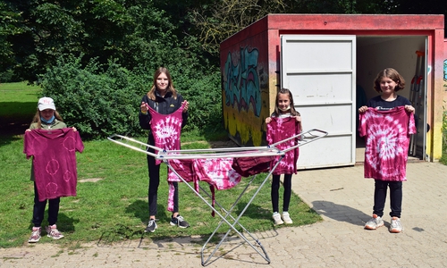 Die Kinder im KJT-Graffiti freuen sich über ihre Batik-T-Shirts.