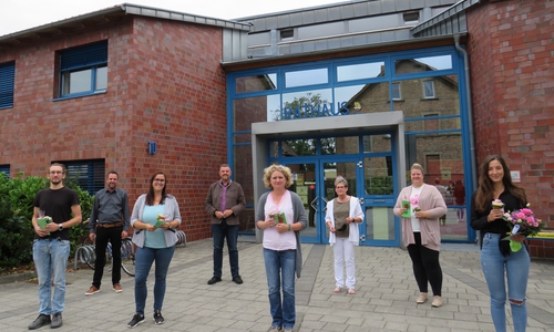 Die Absolventen vor dem Rathaus.