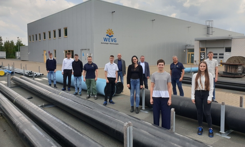 Die beiden WEVG-Geschäftsführer Rainer Krause (6.v.l.) und Torsten Zink (5.v.r.) begrüßten mit den Ausbildern Leona Borsum (6.v.r.), Benno Güldner (3.v.r.) sowie Sebastian Helmke (4.v.l.) die neuen Azubis Jannes Kraune, Bennet Schilling, Tyler Holzkamp, Pascal Brunke, Emely Chaudry, Melissa Moldauer und Mike Sklomeit (von links nach rechts)