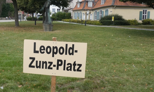Jürgen Kumlehn und  Dr. Kristllieb Adloff haben die Fläche zwischen Lessinghaus und Zeughaus zum "Zunz-Platz" gemacht.