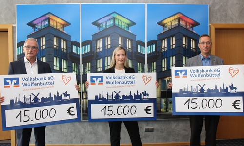 Ernst Gruber (Vorstandssprecher), Sarah Riekeberg, Thomas Hasler (Betriebsratsvorsitzender) von der Volksbank eG, Wolfenbüttel. 