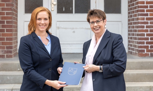 Lengedes Bürgermeisterin Maren Wegener und Regionalministerin Birgit Honé mit dem Förderbescheid.
