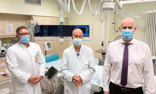 Ärztlicher Direktor Dr. Ralf Dörre (links) und Geschäftsführer Matthias Hahn (rechts) begrüßen Dr. Oliver Gunkel (Mitte) im Herzkatheterlabor in Helmstedt