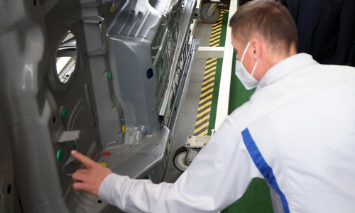 Die bunten Stopfen in der Karosserie mussten früher alle von Hand eingebaut werden. Einen Großteil übernimmt künftig ein Roboter. Im Bild: Jan Isenhuth, Leiter Standortplanung Wolfsburg. 