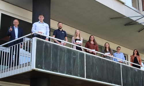 Bürgermesiter Klaus Saemann mit Kevin Colloseus, Moritz Wöhrle, Maike Bartels, Milena Schnack, Luca Denise Hinz, Henry Preuß und Stephanie Axmann