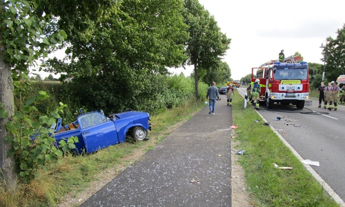 Der Trabant wurden in den Straßengraben geschleudert.