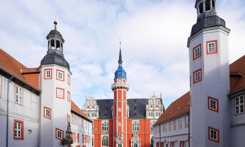 Die Academia Julia Carolina (hier Blick von Süden auf das Juleum) ist nicht nur eine Reformuniversität des 16. Jh., sondern auch ein Repräsentations-bau des Fürstentums Braunschweig-Wolfenbüttel und wichtiger Stilvertreter der norddeutschen Weserrenaissance.