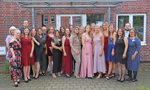 Die Absolventinnen und Absolventen der Pflegeschule im Klinikum Wolfenbüttel. 