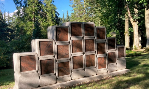 Auf dem St. Stephani-Friedhof wurde eine Urnenwand errichtet.