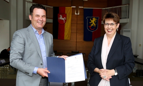 Der Gifhorner Bürgermeister Matthias Nerlich und Regionalministerin Birgit Honé.