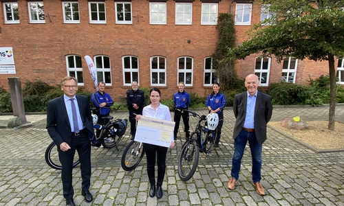 Scheckübergabe an die Verkehrswacht Wolfenbüttel: Matthias Frenzel (BKK Salzgitter), Simone Hartmann (Verkehrswacht Wolfenbüttel), Heiner Bartling (Landesverkehrswacht) (v. li.).
