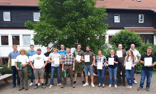 Die Forstwirt Auszubildenden der Süd-Betriebe legten am 21. Juli vor der Landwirtschaftskammer ihre Gesellenprüfung ab