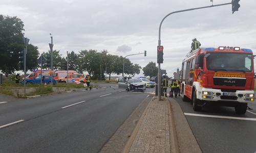 Einsatzfahrzeuge auf der B6-Kreuzung. 