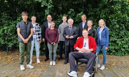 Die Hauptdarsteller trafen am Set die Unterstützer des Filmprojektes. Von links: Lukas Bake, Leonie Fries, Propst Jens Höfel (Bad Harzburg), Amalia Teuber, Phelan Brunk, Wolf-Dieter Kleinschmidt, Dr. Jörg Mayer, Falco Heidzig, Franziska-Lea Brunk, Lene Deik. 