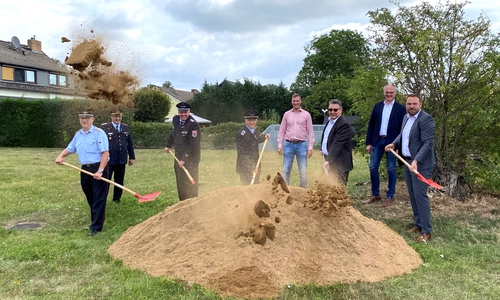 Gemeinsam mit Kreisbrandmeister und frischgebackenem Präsident des Nds. Landesfeuerwehrverbandes Olaf Kapke, Ehrenortsbrandmeister Hans- Jörg Navrath, stv. Gemeindebrandmeister Tobias Bauer, Ortsbrandmeister Kevin Trunsch, Bauleiter Dan Gehrmann, Bürgermeister Fred Worch und Kuhn+Partner Geschäftsführer Stefan Elias (v.l.) eröffnete Samtgemeindebürgermeister Gero Janze die Baustelle.  