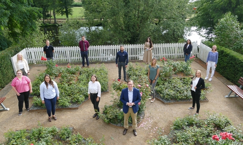 Zwölf neue Gesichter in der Kreisverwaltung: Landrat Dr. Andreas Ebel begrüßt die neuen Auszubildenden des Landkreises Gifhorn.