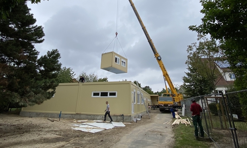 Aufbau des Mobilbau an der Grundschule Ehmen-Mörse.
