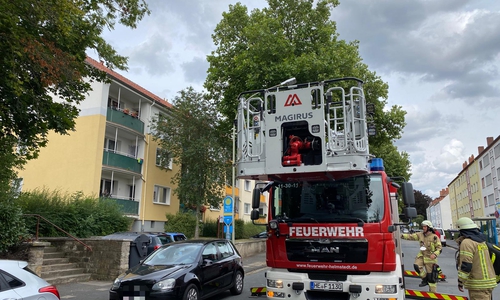 Die Feuerwehr mit einem Drehleiterfahrzeug am Einsatzort. 